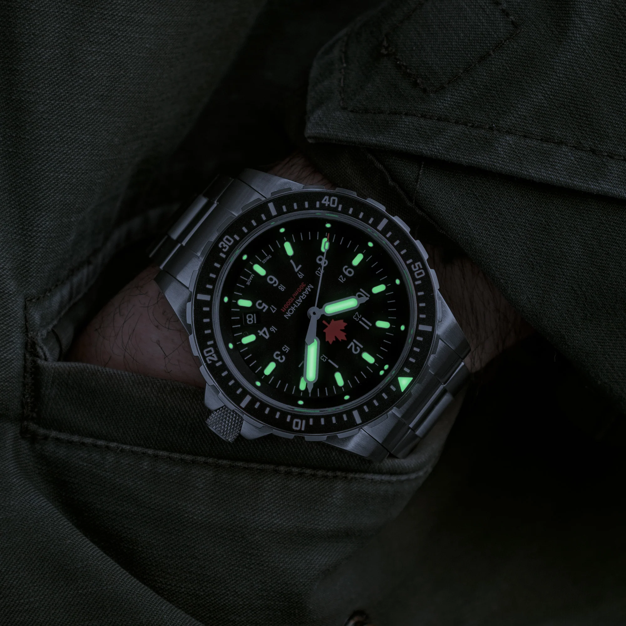 46mm Red Maple Jumbo Diver's Quartz (JSAR) with Stainless Steel Bracelet 2 46mm Red Maple Jumbo Diver's Quartz (JSAR) with Stainless Steel Bracelet